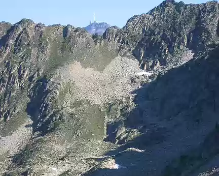 18 Au fond : le Pic du Midi de Bigorre et son observatoire